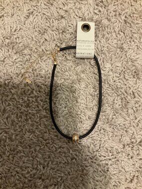ANTHROPOLOGIE SINGLE BEAD CORD NECKLACE. BLACK/GOLD.